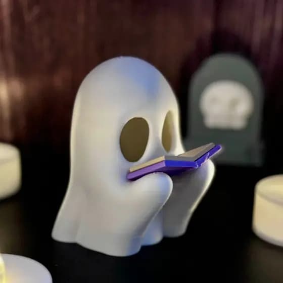 Fantasma Leitor 10cm – Versão Maior com Mais Presença | Boneco Decorativo Geek Premium