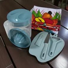 Kit com Descascador de alimento, faca, tabua de corte, Jarra para suco com espremedor de fruta e tampa e pano de prato.