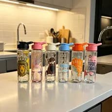 Garrafa Squeeze 700 Ml Plastico diversas estampas,ideal para hidratação na caminhada,academia,escola e outras atividades