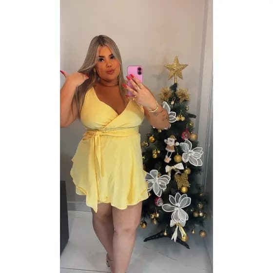 Macaquinho Plus Size Feito do Tecido Duna com Decote V de Alça Fina Regulável com Babadinho e Laço e Elastex na Frente