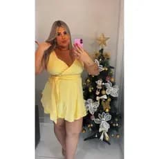 Macaquinho Plus Size Feito do Tecido Duna com Decote V de Alça Fina Regulável com Babadinho e Laço e Elastex na Frente
