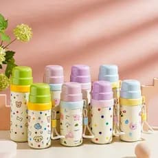 💧 Garrafa Térmica Fofa 500ml Infantil com Alça e Copinho – Escola & Passeios 🦄
