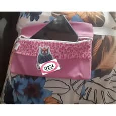 Bolsinhas de cintura/tipo pochetes em tecido/com elástico na cintura.