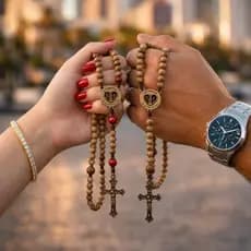 Terço Católico do Casal Em Madeira Com Medalha em Metal “POR ONDE FOR QUERO SER SEU PAR”