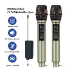 Kit 2 Microfones Sem Fio UHF Dinâmicos com Receptor Plug and Play, Controle de Reverberação e Volume, Bateria Recarregáv
