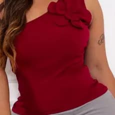 Blusa Feminina Ombro Único com Flor – Estilo Moderno, Conforto e Elegância