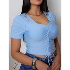 Blusa feminina cropped com detalhes na manga com bojo , botão , com decote y regulador