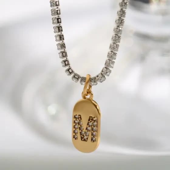 Colar Riviera de Plaquinha com Pingente Letra Personalizadas – Semijóia Banhada a Ouro 18K ou Prata