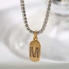 Colar Riviera de Plaquinha com Pingente Letra Personalizadas – Semijóia Banhada a Ouro 18K ou Prata