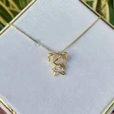 Colar Feminino Pingente Menina (Filha) – Semijóia Banhada a Ouro 18k