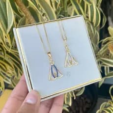 Colar Feminino com Pingente de Nossa Senhora Aparecida – Semijóia Banhado a Ouro 18k ou Prata 925