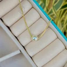 COLAR GARGANTILHA COM PINGENTE DE PÉROLA DELICADO CLÁSSICO – SEMIJOIA BANHADO EM OURO 18k