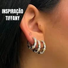 Brinco Argola Feminino Zircônia Fecho Click Detalhe Dourado Delicado – Semijóia Banhado Prata 925