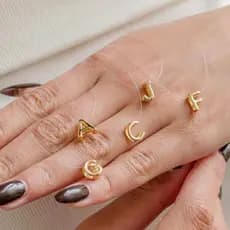 Colar Feminino Letra Passante no Fio de Nylon – Semijoia Banhada a Ouro 18K ou Prata 925