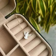Colar Feminino Espírito Santo Madrepérola – Semijóia no Nylon, Ouro 18k ou Prata 925