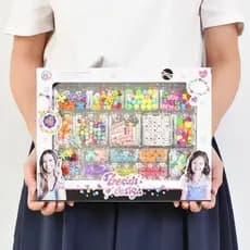 Menina faz pulseiras DIY com miçangas – criação artesanal criativa, atividade educativa infantil com bijuterias variadas