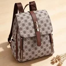 Mochila Feminina Retrô com Aba e Monograma Ocasiões Informais Feita em Couro Sintético TM9099 TM