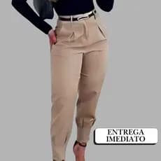 Calça Cenoura Feminina Alfaiataria Estilo Social com Bolso, Pence e Zíper – Tecido Alfaiataria