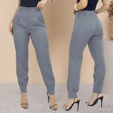 Alfaiataria Moderna com toque feminino! Calça Cenoura com pregas e caimento perfeito. Super versátil, vai do casual