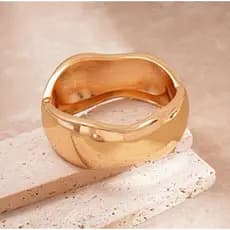 Pulseira Dourada Feminina de Metal – Modelo Grosso com Brilho Intenso, Estilo Moderno e Elegante