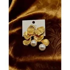 Brincos Femininos Folhas Douradas com Pérola – Luxo Elegante e Sofisticado