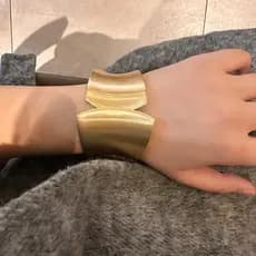 Pulseira Feminina Dourada – Bracelete Bold Estruturado com Design Orgânico, Estilo Cool,  e Elegante