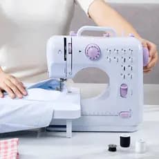 Mini Máquina de Costura Doméstica Multifuncional 12 Pontos Bivolt Portátil