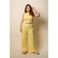 Calça Feminina Plus Size de Cintura Alta Modelagem Ampla e Textura Tricotada