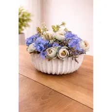 Arranjo Floral Azul & Off White em Vaso de Cerâmica Texturizado