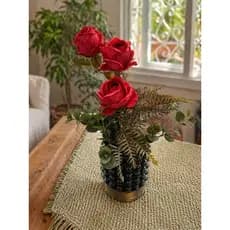 Arranjo Floral Luxo com 3 Rosas Vermelhas, Samambaia e Eucalipto em Vaso de Vidro