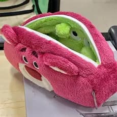 Saco de caneta de pelúcia dupla face de três olhos morango urso dos desenhos animados saco de papelaria de estudante bon