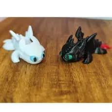 Kit com até 15 Miniaturas Furia da Luz e Noite. Filme Como Treinar seu Dragão Lembrancinha 5,5cmx3cm
