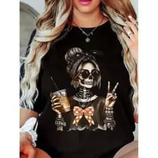 Camiseta Feminina De Gola Redonda Estampada com Esqueleto Estiloso e Acessórios,