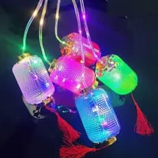 Esta lanterna de brinquedo moderna possui uma luz brilhante e intermitente.