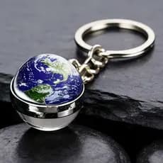 Chaveiro com os planetas e as doze constelações, com um pingente de esfera de vidro de dupla face.