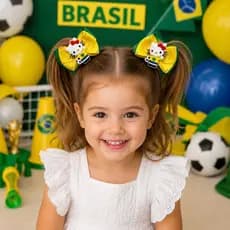 Par Laço Cruzado Lançamento Copa do Mundo 2026 Hello Kitty Infantil Verde e Amarelo Com Strass