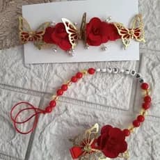 Conjunto Encantado ❤️ Tiara + Prendedor Vermelho com Dourado – Charme e segurança para sua princesa!