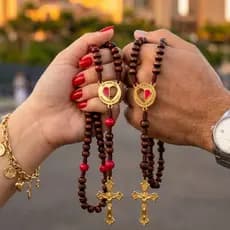 Terço Casal Católico em Madeira com Medalha e Cruz – “Por Onde For, Quero Ser Seu Par” + “O Que Deus Uniu...