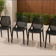 4 Cadeira Preta Moderna Suits Resistente empilhavel plástico polipropileno suporta até 130kg área externa e interna