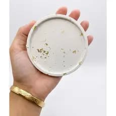 Prato Porta Anéis e Acessórios em Gesso Artesanal Detalhe Dourado - Organizador de Mesa Bijuterias