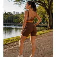 Conjunto fitness feminino com detalhe no top
