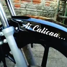 Adesivo AI CALICA... Para Viseira Capacete Moto Tanque Carro Caminhão  20CM