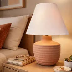 Abajur de Mesa Base Cerâmica Enfeite Colar Perolado – Luminária Elegante para Sala, Quarto ou Escritório