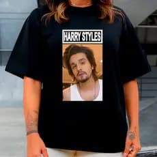 Camiseta Unissex Engraçada Cantor Sertanejo Luan Santana Parecido Harry Styles Meme Pop Zueira
