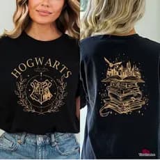 Camiseta básica com Hogwarts e livros de magia na costa, 100% algodão, design dourado e cheio de magia