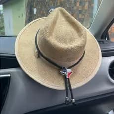 Suporte de Chapéu para Painel de Carro – Organizador Automotivo para Boné e Chapéu Cowboy