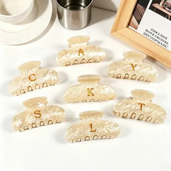 Elegante presilha de cabelo em acrílico criativo com letras em inglês douradas, feita de material ecológico com pó doura