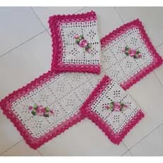 Jogo de Passadeira em Crochê Borda Colorida/Flor Barroca - Tapete Cozinha - Rosa Claro e Rosa Escuro - 3 pçs