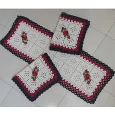 Jogo de Passadeira em Crochê Borda Colorida/Flor Barroca - Tapete Cozinha - Preto e Vermelho - 3 pçs