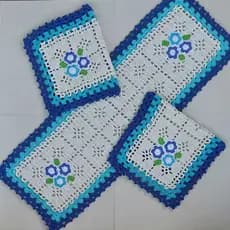 Jogo de Passadeira em Crochê Borda Colorida/Flor Linha - Tapete Cozinha- Azul Claro e Azul Escuro - 3 pçs